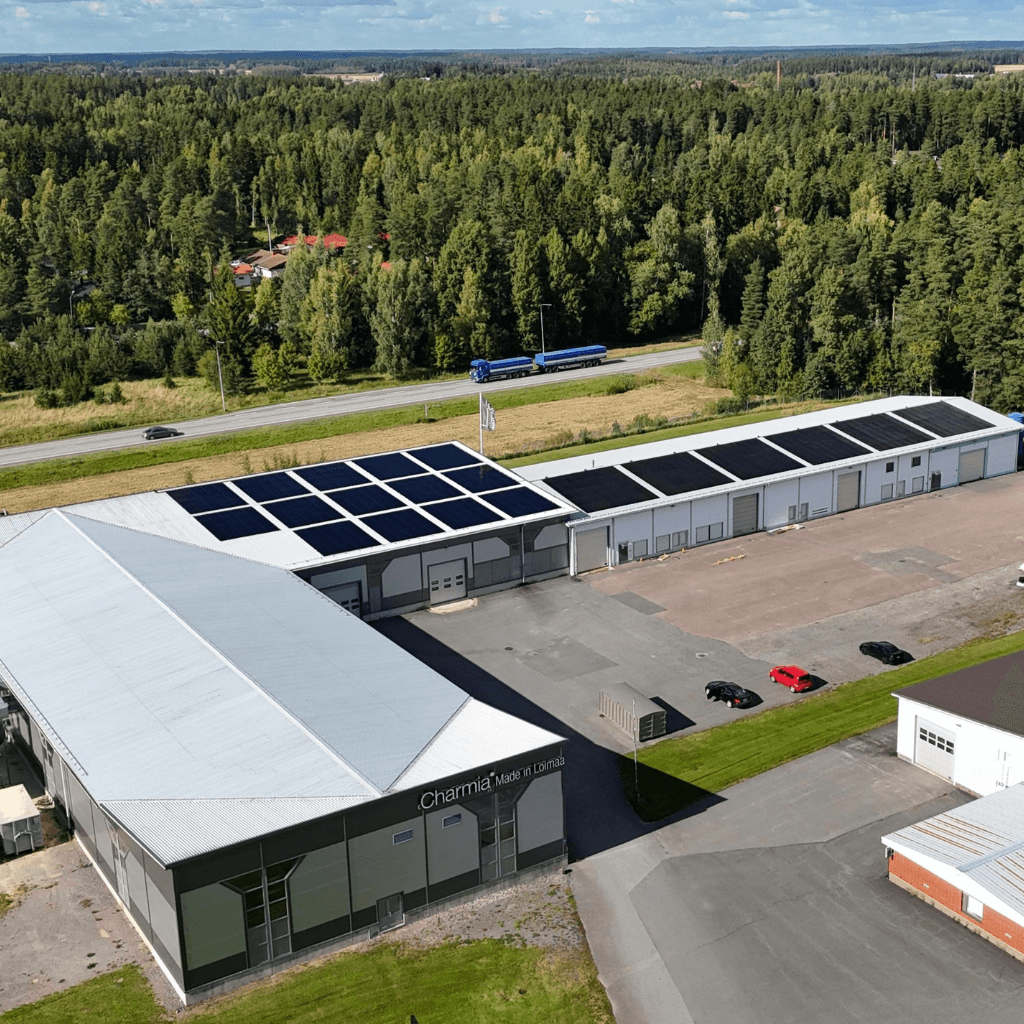 Omavoiman toimittama aurinkovoimala Charmian Loimaan tuotantolaitoksen katolla